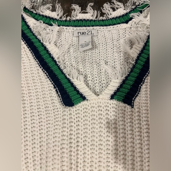 🛍️2/$10🛍️ Rue21 Oversized Distressed Cropped V Neck lSweater Size M - Picture 2 of 5